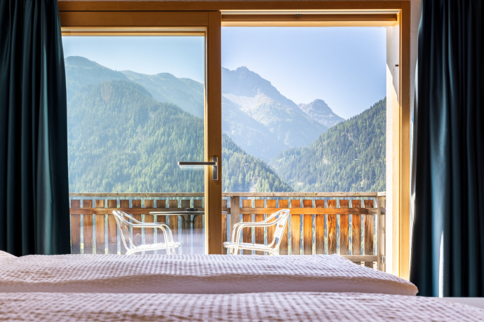 Auf der Via Engiadina erwarten Sie Unterkünfte mit herrlichem Bergpanorama. Auf der Via Engiadina erwarten Sie Unterkünfte mit herrlichem Bergpanorama.