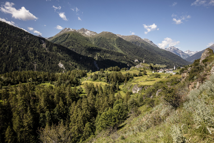 Panoramablick über das ursprüngliche Bergdorf Ardez. Panoramablick über das ursprüngliche Bergdorf Ardez.