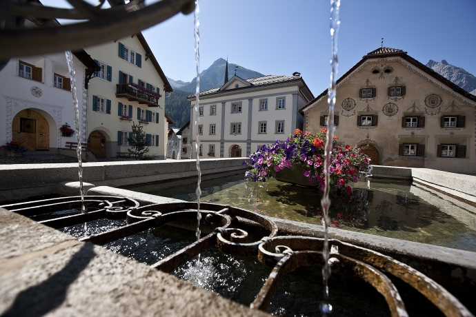 «Bügl Grond» - «Grosser Brunnen». Der Dorfplatz im unteren Dorfteil Scuol Sot. «Bügl Grond» - «Grosser Brunnen». Der Dorfplatz im unteren Dorfteil Scuol Sot.