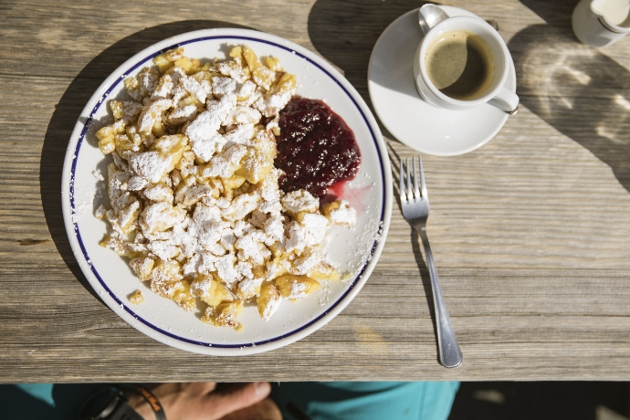 Berühmter Kaiserschmarrn auf der Alp Laret Berühmter Kaiserschmarrn auf der Alp Laret