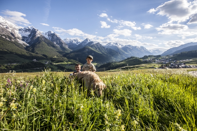 Kinder mit Hund bei Ftan.