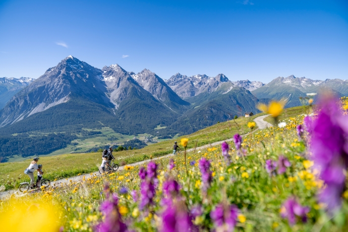 Family vacations in Engadin Scuol Zernez: Down into the valley on a scooter. Picture: Dominik Täuber. Family vacations in Engadin Scuol Zernez: Down into the valley on a scooter. Picture: Dominik Täuber.