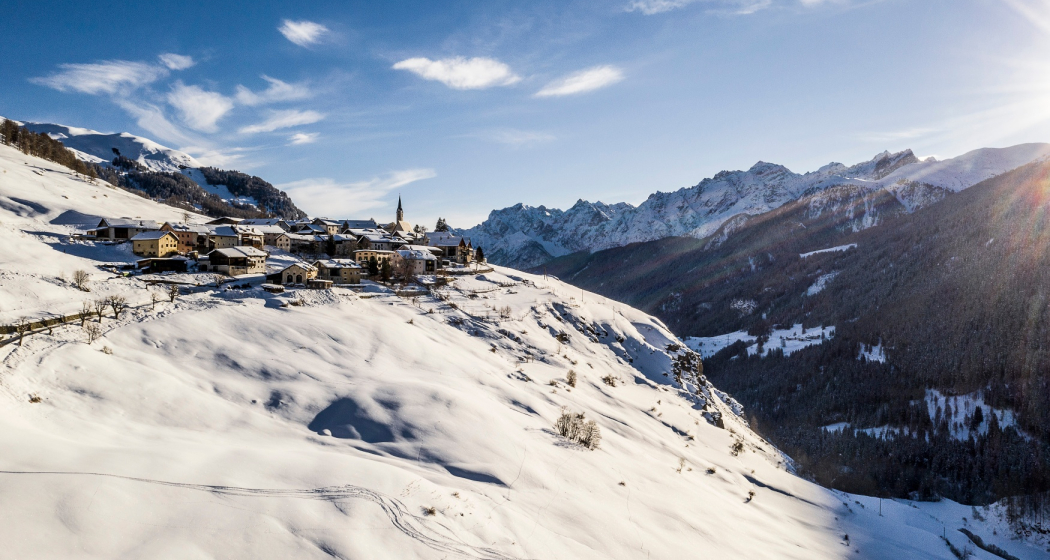 Blick auf Guarda und die umliegende Bergwelt Blick auf Guarda und die umliegende Bergwelt
