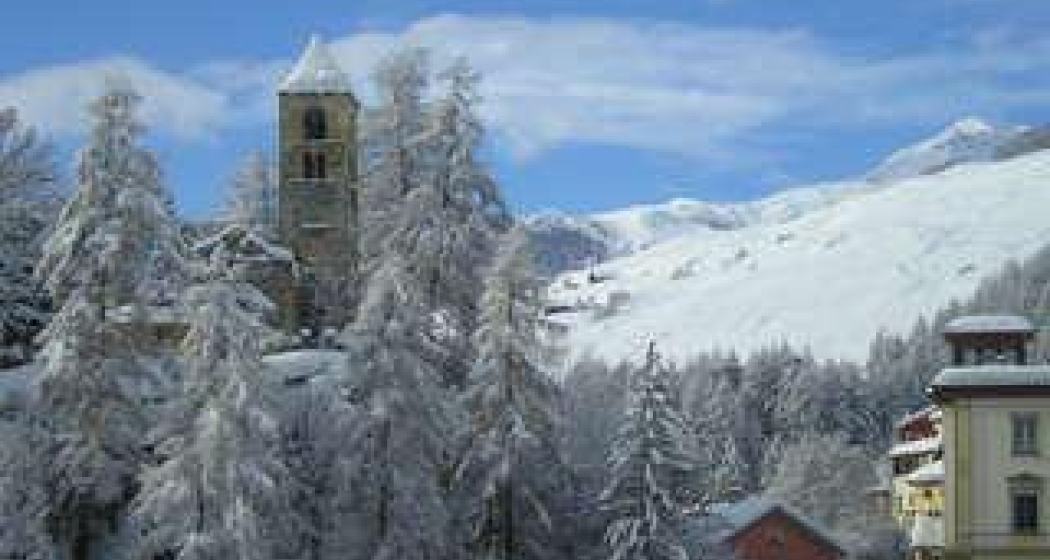 Ihre Aussicht mit freier Sicht auf die alte San Peder Kirche und das Skigebiet Motta Naluns Ihre Aussicht mit freier Sicht auf die alte San Peder Kirche und das Skigebiet Motta Naluns