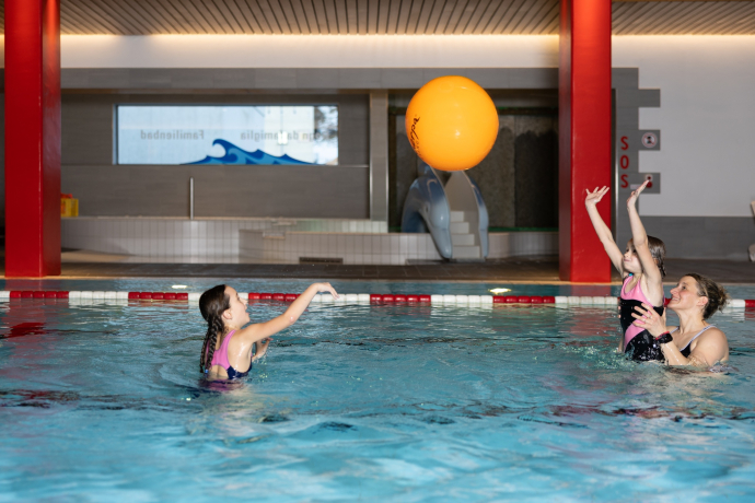 Family pool Zernez (oua_607177333_image) Family pool Zernez (oua_607177333_image)