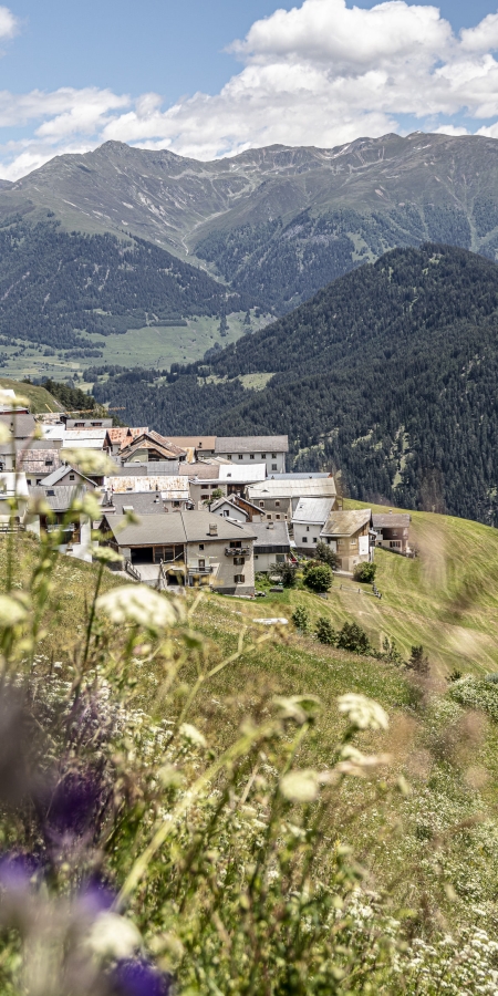 Das Dorf Tschlin, Unterengadin, im Sommer Das Dorf Tschlin, Unterengadin, im Sommer