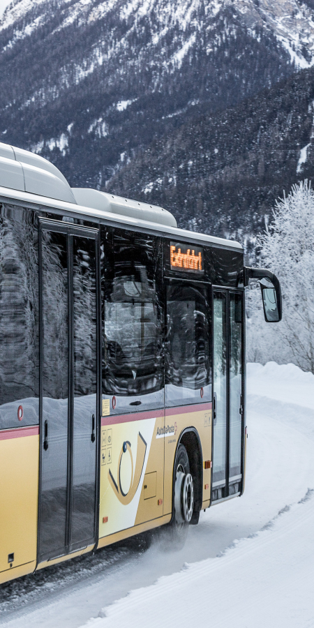 PostAuto im Winter.