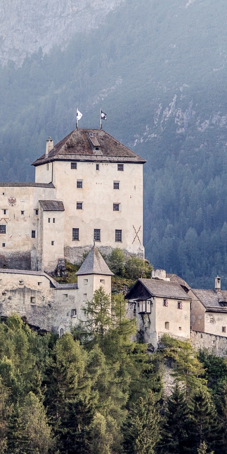 Schloss Tarasp im Sommer Schloss Tarasp im Sommer