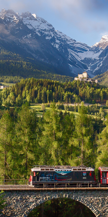 RhB-Zug vor dem Schloss Tarasp RhB-Zug vor dem Schloss Tarasp