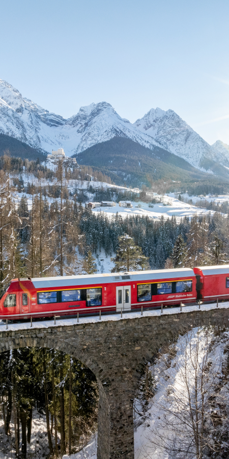 Die Rhätische Bahn mit dem Schloss Tarasp im Hintergrund