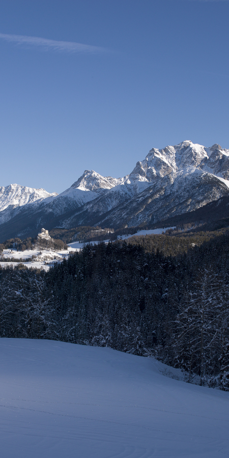 Das Schloss Tarasp im Winter von Ardez her. 