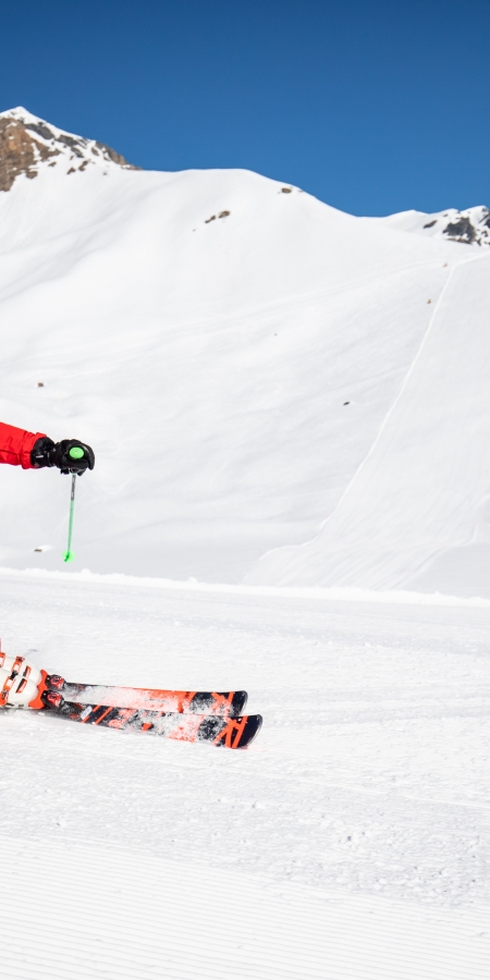 Cla Neuhaus auf einer der Pisten im Skigebiet Scuol, Schweiz.