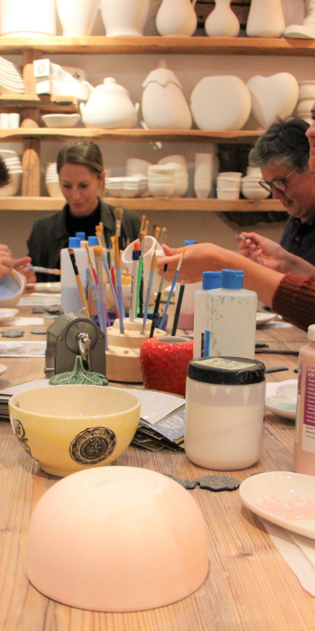 Un premier atelier de peinture sur céramique dans la région