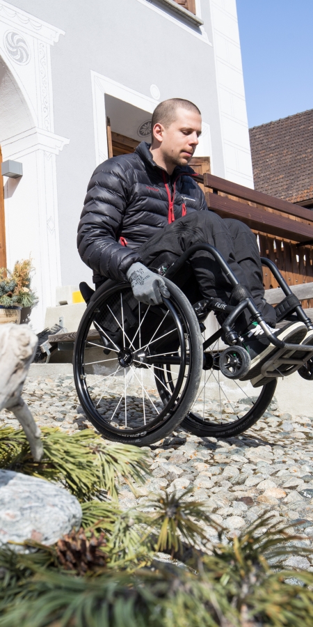 Mit dem Rollstuhl in Scuol auf Kopfsteinpflaster unterwegs 