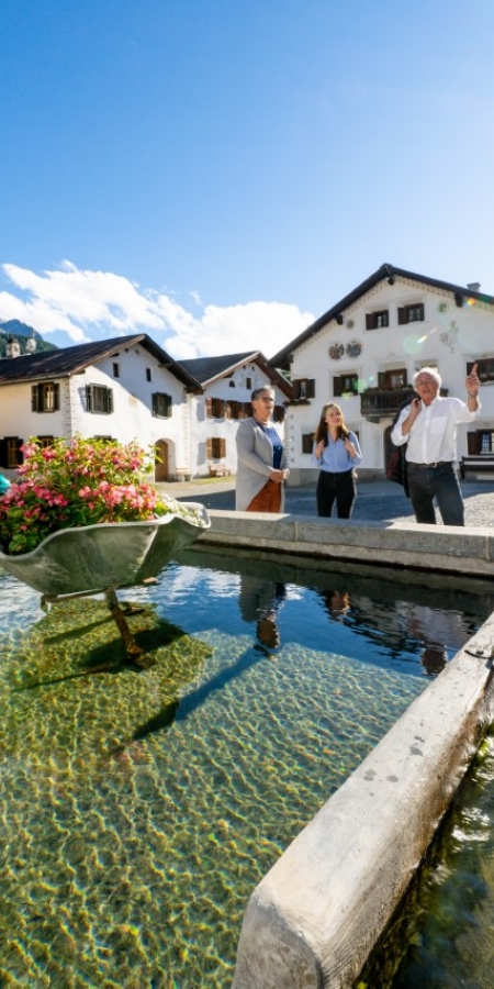 Bei der Dorfführung in Scuol. Bild: Dominik Täuber.