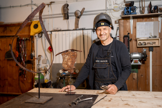 René Fritschi in seiner Werkstatt in Scuol. 