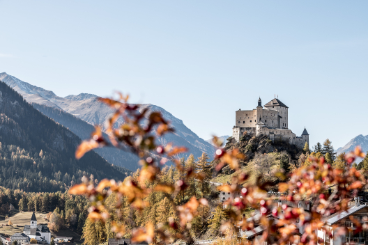 Schloss Tarasp im Herbst.