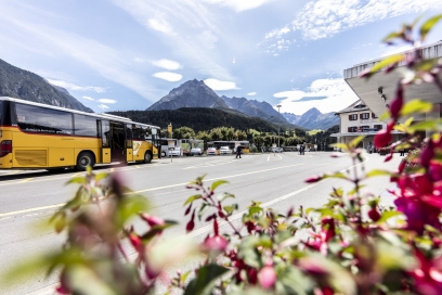 PostAuto am Bahnhof Scuol-Tarasp im Engadin PostAuto am Bahnhof Scuol-Tarasp im Engadin