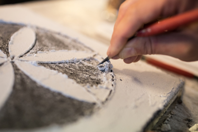 Sgraffito-Kunst von Josin Neuhäusler im Engadin Sgraffito-Kunst von Josin Neuhäusler im Engadin