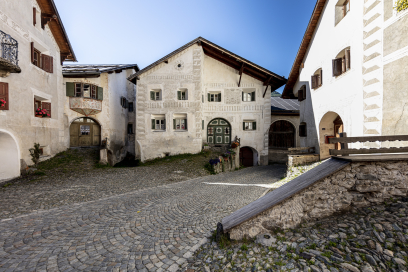 Führung durch das Schellen-Ursli Dorf Guarda.