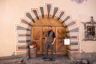 Curdin Florineth ist in Ftan aufgewachsen und wohnt im Haus seiner Vorfahren, ein altehrwürdiges Engadinerhaus.