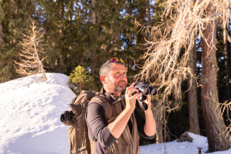 Curdin hält Ausschau nach Wildtieren.