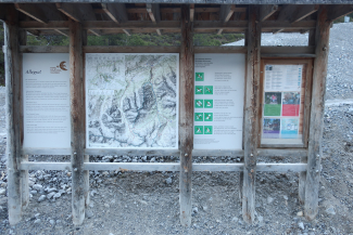 Informationstafel im Schweizerischen Nationalpark. Informationstafel im Schweizerischen Nationalpark.