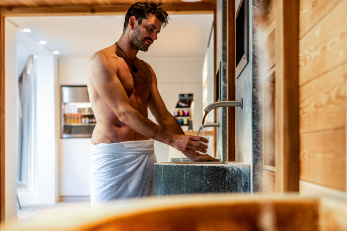 Trinkstation mit natürlichem Mineralwasser im Bogn Engiadina. Trinkstation mit natürlichem Mineralwasser im Bogn Engiadina.