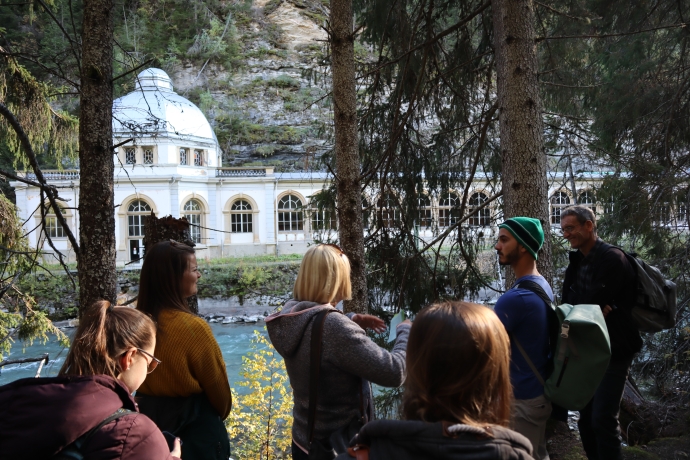 Auf der geführten Mineralwasserwanderung vor der Trinkhalle Büvetta Tarasp. Auf der geführten Mineralwasserwanderung vor der Trinkhalle Büvetta Tarasp.