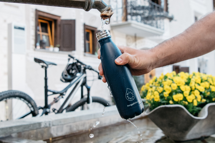 miraculaua-Flasche am Plazzetta-Brunnen – Engadin Scuol Zernez – Raphael Dupertuis miraculaua-Flasche am Plazzetta-Brunnen – Engadin Scuol Zernez – Raphael Dupertuis