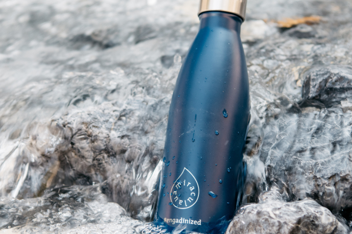 miraculaua-Flasche im fliessenden Wasser eines Baches – Engadin Scuol Zernez – Raphael Dupertuis miraculaua-Flasche im fliessenden Wasser eines Baches – Engadin Scuol Zernez – Raphael Dupertuis