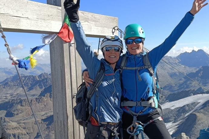 Auf dem Gipfel mit Gipfelkreuz  Auf dem Gipfel mit Gipfelkreuz © Marianne Werro