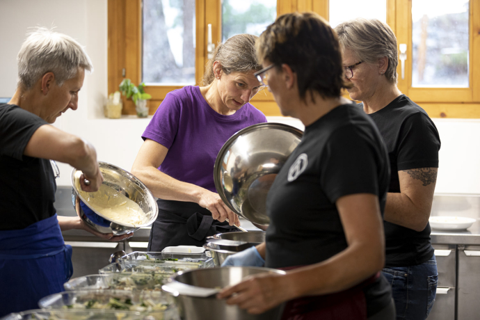 In der Küche der Chamanna Cluozza gibt es täglich viel vorzubereiten. Foto: Andrea Badrutt In der Küche der Chamanna Cluozza gibt es täglich viel vorzubereiten.