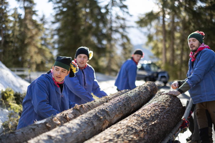Schüschaiver Ftan 2024  Schueschaiver_Ftan_2024_Holzfaellen_Dominik_Taeuber