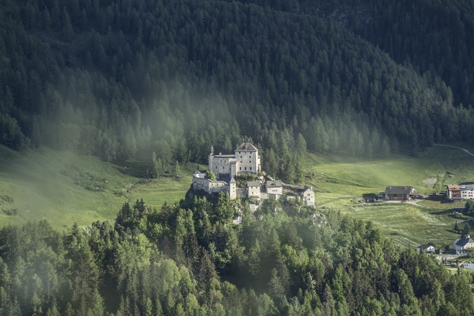Das Schloss Tarasp ist das Wahrzeichen des Unterengadins. Das Schloss Tarasp ist das Wahrzeichen des Unterengadins.
