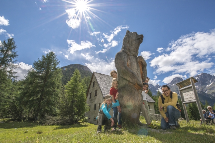 Der Bärenthemenweg bei S-charl im Unterengadin. Der Bärenthemenweg bei S-charl im Unterengadin.