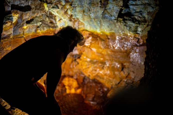 Johannes Studer kontrolliert die Sotsass-Quelle. Bild: Dominik Täuber. Johannes Studer kontrolliert die Sotsass-Quelle. Bild: Dominik Täuber.